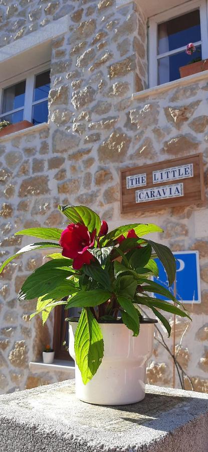 The Little Caravia Hotel Exterior photo